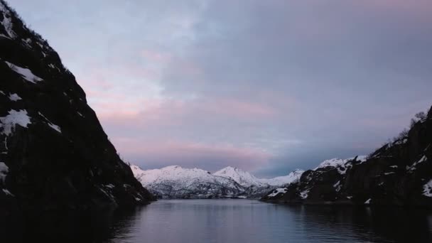 Indrukwekkende Reizen Noorse Fjord Sunset Cruise Cinematische Roze Zonsondergang Besneeuwde — Stockvideo