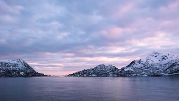 Lenyűgöző Utazások Norvég Fjord Sunset Cruise Filmszerű Rózsaszín Naplemente Havas — Stock videók