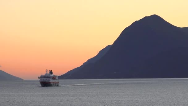 令人印象深刻的旅程挪威Fjord Sunset Cruise 雪山上的粉色落日 挪威北冰洋被冰雪覆盖的峡湾环绕的景象 旅行概念 — 图库视频影像