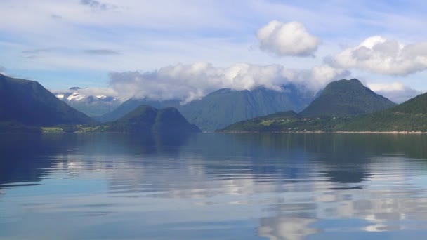 Etkileyici Yolculuklar Norveçli Fjord Sunset Cruise Karlı Dağda Sinematik Pembe — Stok video