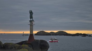 Kışın Norveç denizinde balıkçı teknesi. Lofoten Adaları kış manzarası. Limanda ve denizde geleneksel balıkçı tekneleri var. Soğuk güneşli bir gün, Norveç, İskandinavya, Kuzey Avrupa.