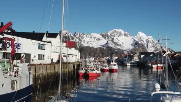 冬のノルウェー海での漁船 ロフテン諸島の冬の風景 港と海に横たわる伝統的な漁船 寒い晴れた日 ノルウェー 北ヨーロッパのスカンジナビア — ストック動画