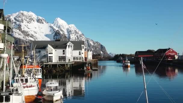 Łódka Rybacka Norweskim Morzu Zimie Lofoten Wyspy Krajobraz Zimowy Tradycyjnych — Wideo stockowe