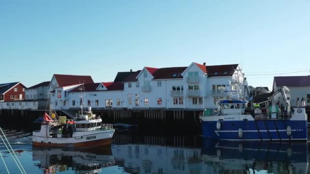 Fiskebåt Norska Havet Vintern Lofoten Öarna Vinterlandskap Med Traditionella Fiskebåtar — Stockvideo