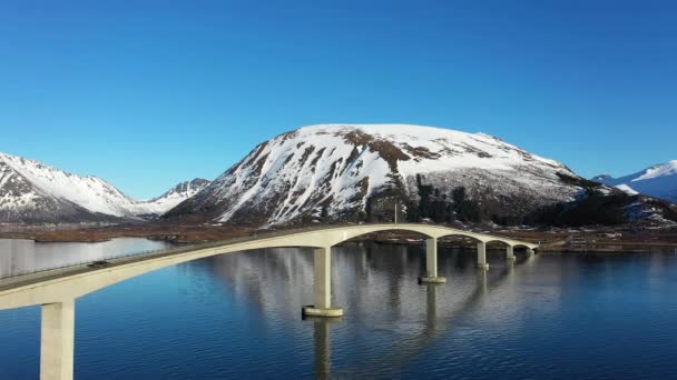 信じられない旅 海岸の飛行ドローン 夕日には冬のリボルバーからの空中視界 ノルウェーのロフテン諸島 フィヨルド 村のトップドローンビュー 岩の反射 — ストック動画