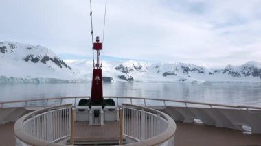 Kış manzarası. Karla kaplı dağlar ve çevrede bir körfez. Güzel doğa. Norveç. Lofoten adaları. İskandinavya, fiyortlar.