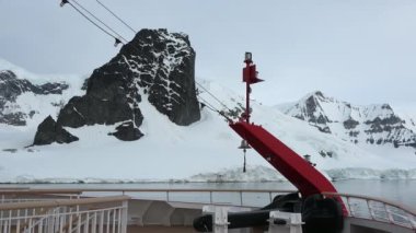 Kış manzarası. Karla kaplı dağlar ve çevrede bir körfez. Güzel doğa. Norveç. Lofoten adaları. İskandinavya, fiyortlar.