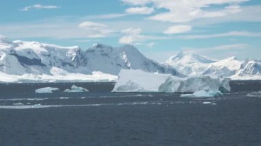 Kış manzarası. Karla kaplı dağlar ve çevrede bir körfez. Güzel doğa. Norveç. Lofoten adaları. İskandinavya, fiyortlar.