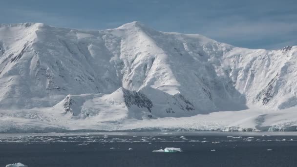 冬季风景 白雪覆盖的高山和周围的海湾 美丽的大自然挪威 洛福顿岛斯堪的纳维亚 — 图库视频影像