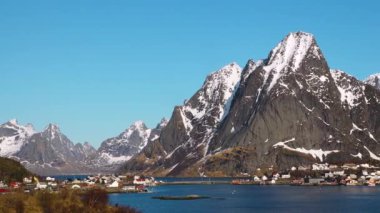 Kış manzarası. Karla kaplı dağlar ve çevrede bir körfez. Güzel doğa. Norveç. Lofoten adaları. İskandinavya, fiyortlar.