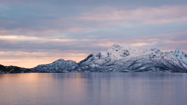 冬の風景 雪に覆われた山と周りの海湾 美しい自然 ノルウェー ロフテン諸島 スカンジナビア フィヨルド — ストック動画