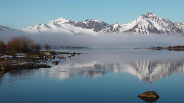Winterlandschap Met Sneeuw Bedekte Bergen Een Baai Heen Prachtige Natuur — Stockvideo