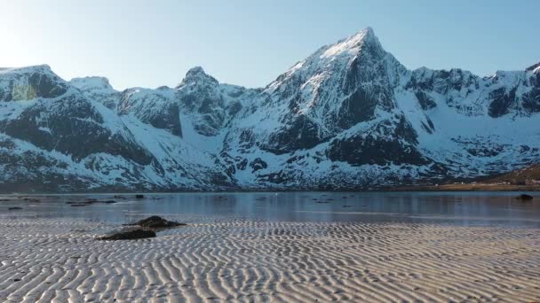 Paisagem Inverno Montanhas Cobertas Neve Uma Baía Redor Bela Natureza — Vídeo de Stock
