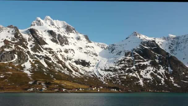 Winterlandschaft Schneebedeckte Berge Und Eine Umliegende Meeresbucht Schöne Natur Norwegen — Stockvideo