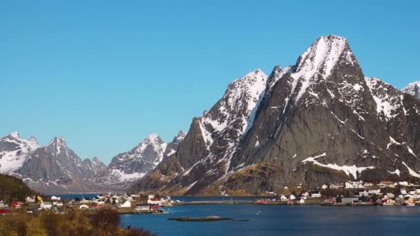 冬の風景 雪に覆われた山と周りの海湾 美しい自然 ノルウェー ロフテン諸島 スカンジナビア フィヨルド — ストック動画