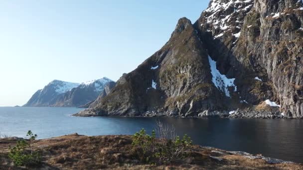 Zimowy Krajobraz Ośnieżone Góry Zatoka Morska Piękna Natura Norwegia Wyspy — Wideo stockowe