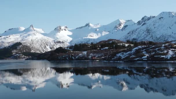 Vinterlandskap Snötäckta Berg Och Havsvik Runt Omkring Vacker Natur Norge — Stockvideo