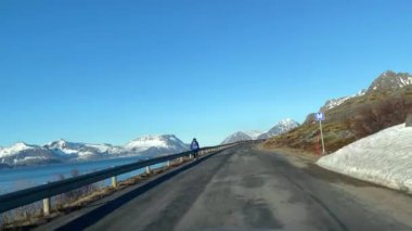 En güzel yollar. Lofoten adalarına yol açın. Norveç. Macera, güzel Kuzey Kutbu turizmi, Norveç 'e araba yolculuğu. Heybetli, İskandinav manzarası fiyortlu, karlı dağ ve yol.