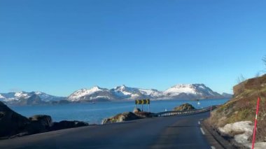 En güzel yollar. Lofoten adalarına yol açın. Norveç. Macera, güzel Kuzey Kutbu turizmi, Norveç 'e araba yolculuğu. Heybetli, İskandinav manzarası fiyortlu, karlı dağ ve yol.