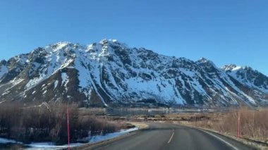 En güzel yollar. Lofoten adalarına yol açın. Norveç. Macera, güzel Kuzey Kutbu turizmi, Norveç 'e araba yolculuğu. Heybetli, İskandinav manzarası fiyortlu, karlı dağ ve yol.