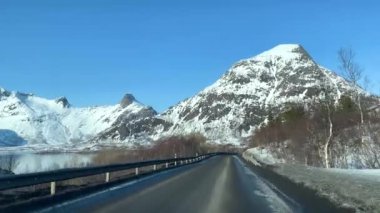 En güzel yollar. Lofoten adalarına yol açın. Norveç. Macera, güzel Kuzey Kutbu turizmi, Norveç 'e araba yolculuğu. Heybetli, İskandinav manzarası fiyortlu, karlı dağ ve yol.