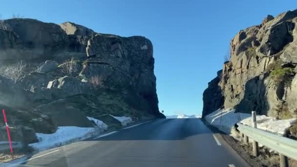 最も美しい道 ルーフテン諸島を巡る ノルウェー アドベンチャー 美しい北極圏の観光 車はノルウェーに旅行します フィヨルド 道路を備えたマジェスティックなスカンジナビア風景 — ストック動画