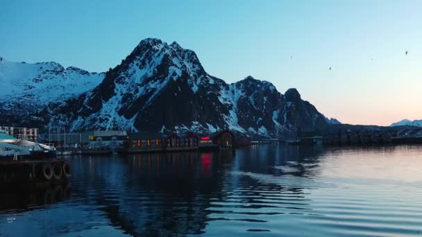 ノルウェーフィヨルドのカラフルな日没 トロフィヨルドへのクルーズ ロフテン諸島の雪山 印象的な山に沿ってトロフィヨルドでセーリング ヨットボードからの眺め — ストック動画