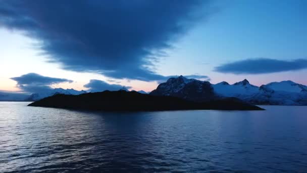 Bunter Sonnenuntergang Den Norwegischen Fjorden Kreuzfahrt Nach Trollfjord Schneebedeckte Berge — Stockvideo