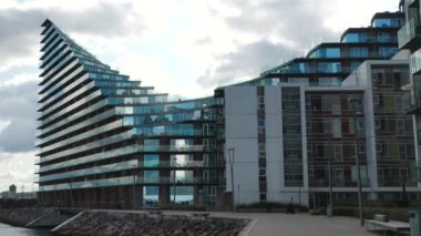Aarhus, Danimarka - 03. 09 numara. 2023: Danimarka 'da modern yerleşim alanı bir yolcu gemisinden alındı. Aarhus Limanı 'ndaki apartmanlar güneşli bir günde.