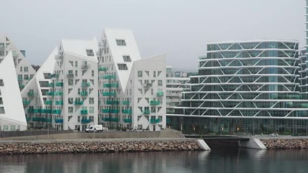 デンマーク語 オーストラリア 2023年 デンマークの近代的な住宅地がクルーズ船から奪われた 美しい晴れた日の間にヌーバーのアパートの建物 — ストック動画