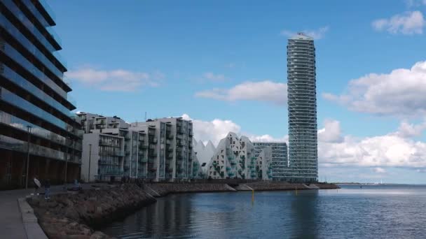 デンマーク語 オーストラリア 2023年 デンマークの近代的な住宅地がクルーズ船から奪われた 美しい晴れた日の間にヌーバーのアパートの建物 — ストック動画
