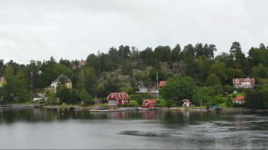 Stockholm takımadaları Baltık Denizi 'nde. Fiyortun resimli kıyıları. Kıyıdaki güzel konutlar. İsveç takımadalarında orman ve adalar var. İsveç 'in güzel doğası.