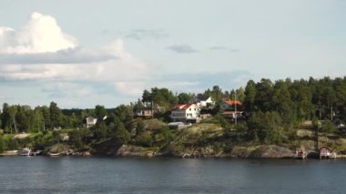 Stockholm takımadaları Baltık Denizi 'nde. Fiyortun resimli kıyıları. Kıyıdaki güzel konutlar. İsveç takımadalarında orman ve adalar var. İsveç 'in güzel doğası.