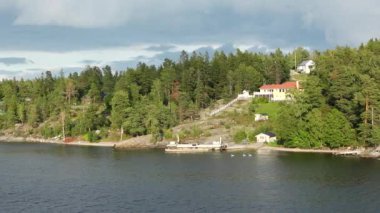 Stockholm takımadaları Baltık Denizi 'nde. Fiyortun resimli kıyıları. Kıyıdaki güzel konutlar. İsveç takımadalarında orman ve adalar var. İsveç 'in güzel doğası.