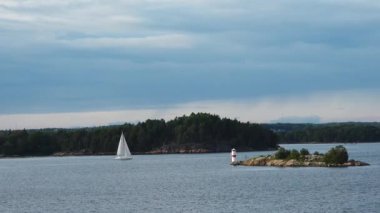 Stockholm takımadaları Baltık Denizi 'nde. Fiyortun resimli kıyıları. Kıyıdaki güzel konutlar. İsveç takımadalarında orman ve adalar var. İsveç 'in güzel doğası.