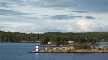Stockholm takımadaları Baltık Denizi 'nde. Fiyortun resimli kıyıları. Kıyıdaki güzel konutlar. İsveç takımadalarında orman ve adalar var. İsveç 'in güzel doğası.
