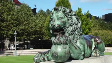 İsveç 'in ünlü simgeleri. Stockholm Panoraması. Nakliye gemisi ya da gemi Malaren Gölü 'ndeki adaların arasından geçiyor. Stockholm turu. İsveç 'in başkenti. 4K.