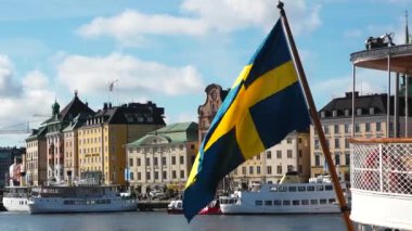 İsveç 'in ünlü simgeleri. Stockholm Panoraması. Nakliye gemisi ya da gemi Malaren Gölü 'ndeki adaların arasından geçiyor. Stockholm turu. İsveç 'in başkenti. 4K.
