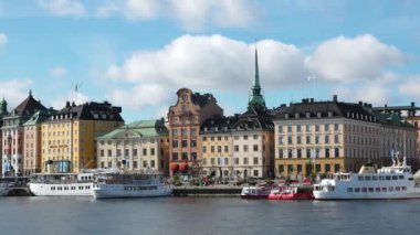 İsveç 'in ünlü simgeleri. Stockholm Panoraması. Nakliye gemisi ya da gemi Malaren Gölü 'ndeki adaların arasından geçiyor. Stockholm turu. İsveç 'in başkenti. 4K.