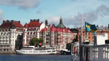 İsveç 'in ünlü simgeleri. Stockholm Panoraması. Nakliye gemisi ya da gemi Malaren Gölü 'ndeki adaların arasından geçiyor. Stockholm turu. İsveç 'in başkenti. 4K.