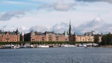 İsveç 'in ünlü simgeleri. Stockholm Panoraması. Nakliye gemisi ya da gemi Malaren Gölü 'ndeki adaların arasından geçiyor. Stockholm turu. İsveç 'in başkenti. 4K.