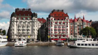 İsveç 'in ünlü simgeleri. Stockholm Panoraması. Nakliye gemisi ya da gemi Malaren Gölü 'ndeki adaların arasından geçiyor. Stockholm turu. İsveç 'in başkenti. 4K.