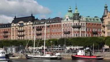 İsveç 'in ünlü simgeleri. Stockholm Panoraması. Nakliye gemisi ya da gemi Malaren Gölü 'ndeki adaların arasından geçiyor. Stockholm turu. İsveç 'in başkenti. 4K.