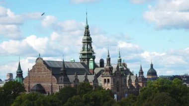 İsveç 'in ünlü simgeleri. Stockholm Panoraması. Nakliye gemisi ya da gemi Malaren Gölü 'ndeki adaların arasından geçiyor. Stockholm turu. İsveç 'in başkenti. 4K.