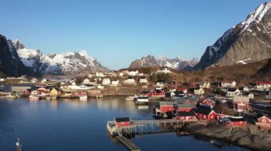 Norveç. Beyaz karla kaplı yüksek dağlı kayalık tepelerin nefes kesici manzarası. Kışın Lofoten fiyortlarının panoramik manzarası, doğanın sakin güzelliği..