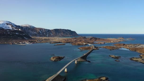 Norvegia Vedere Uluitoare Vârfurilor Stâncoase Înalte Acoperite Zăpadă Albă Peisajul — Videoclip de stoc