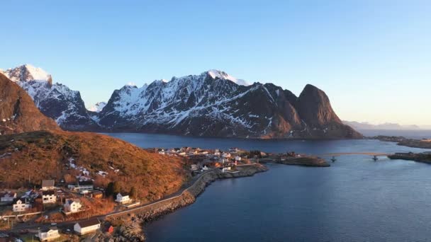 Noruega Impresionante Vista Los Picos Rocosos Alta Montaña Cubiertos Nieve — Vídeo de stock