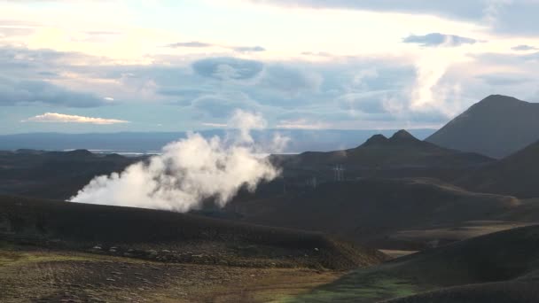 火山活动 地热地区 火山灰沸腾泥罐 地面上的烟 全球变暖和气候变化 热蒸汽的喷射 — 图库视频影像
