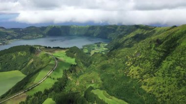 Azores 'deki Sao Miguel Adası' ndaki yemyeşil tepelerin ve vadilerin nefes kesici manzarası. Kıyı şeridine bakan bu manzara doğa aşıklarını güzelliğini keşfetmeye davet ediyor..