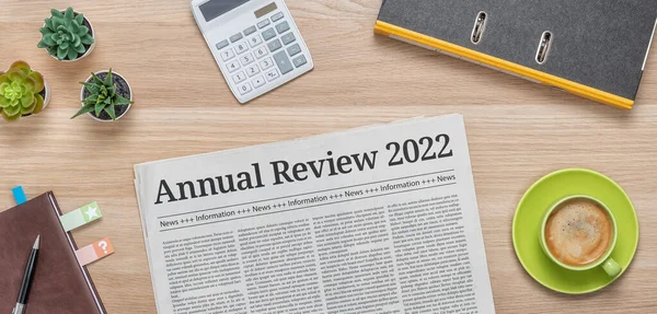 Periódico Escritorio Con Titular Revisión Anual 2022 — Foto de Stock